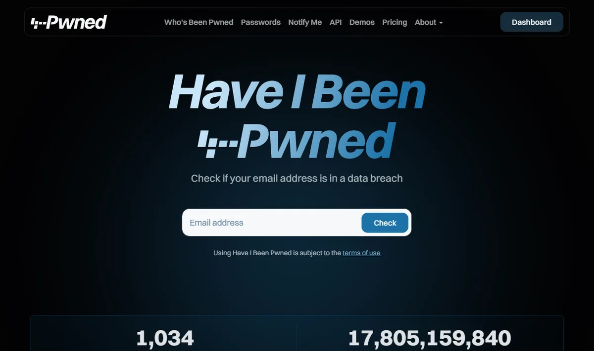 Have I Been Pwned 首页，中间是一个输入邮箱地址的查询框，下方显示已收录的泄露事件与账号总数